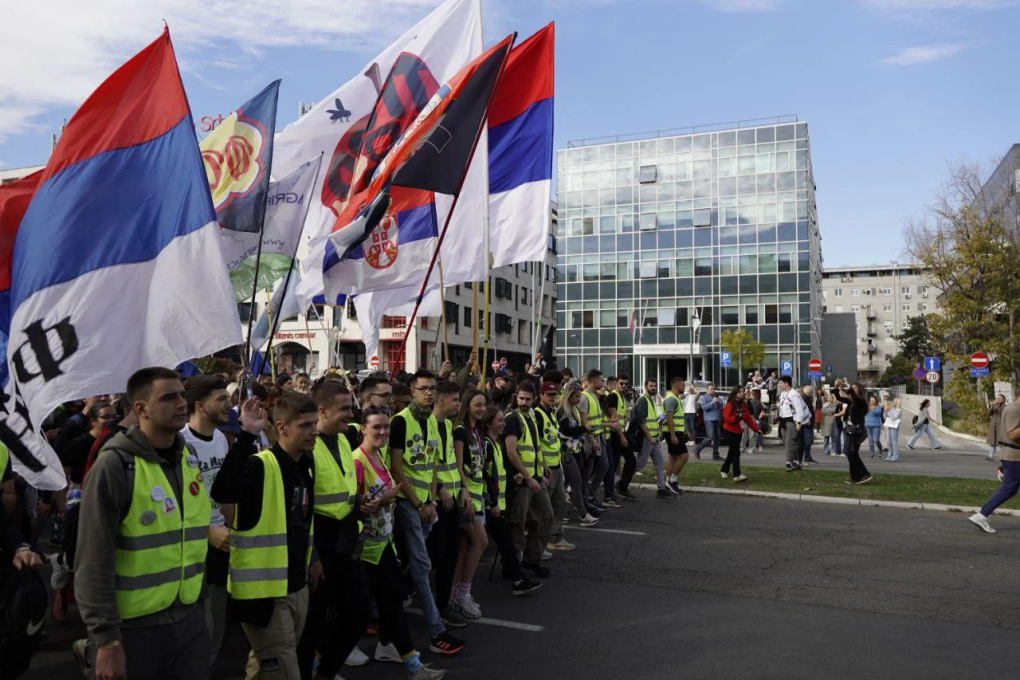 Stolga boglangan qizlarning fotosuratlari